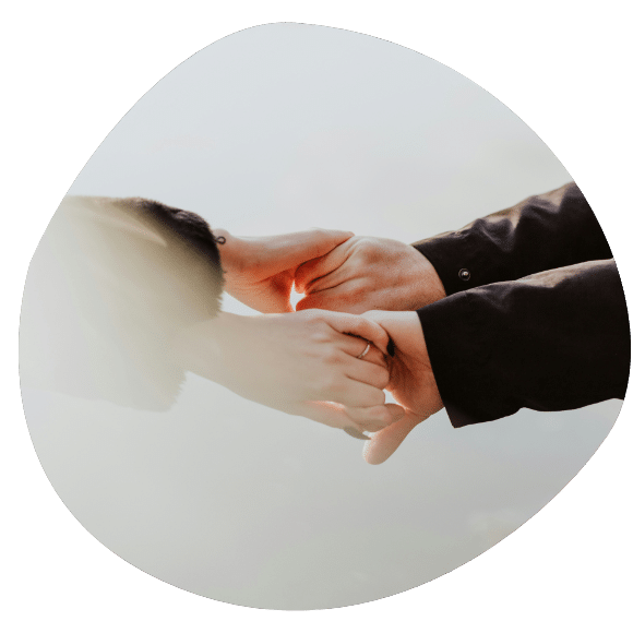 Deux personnes se tenant les mains - médiation en duo communication non violente à Toulon et Hyères